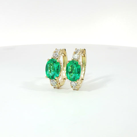 Orecchini in oro giallo con smeraldi Lab-Grown taglio ovale e diamanti Lab-Grown taglio brillante.