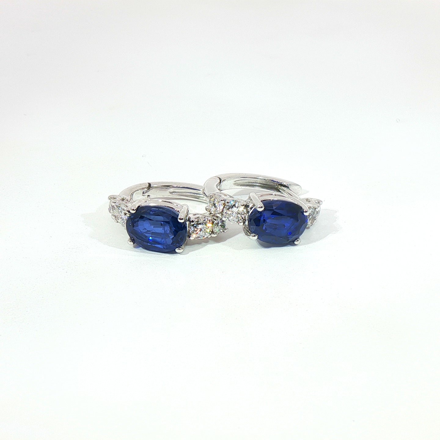 Orecchini in oro bianco con zaffiri Lab-Grown taglio ovale e diamanti Lab-Grown taglio brillante.
