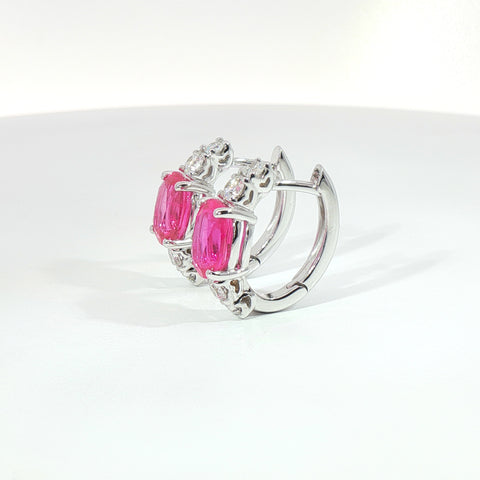 Orecchini in oro bianco con zaffiri rosa Lab-Grown taglio ovale e diamanti Lab-Grown taglio brillante.