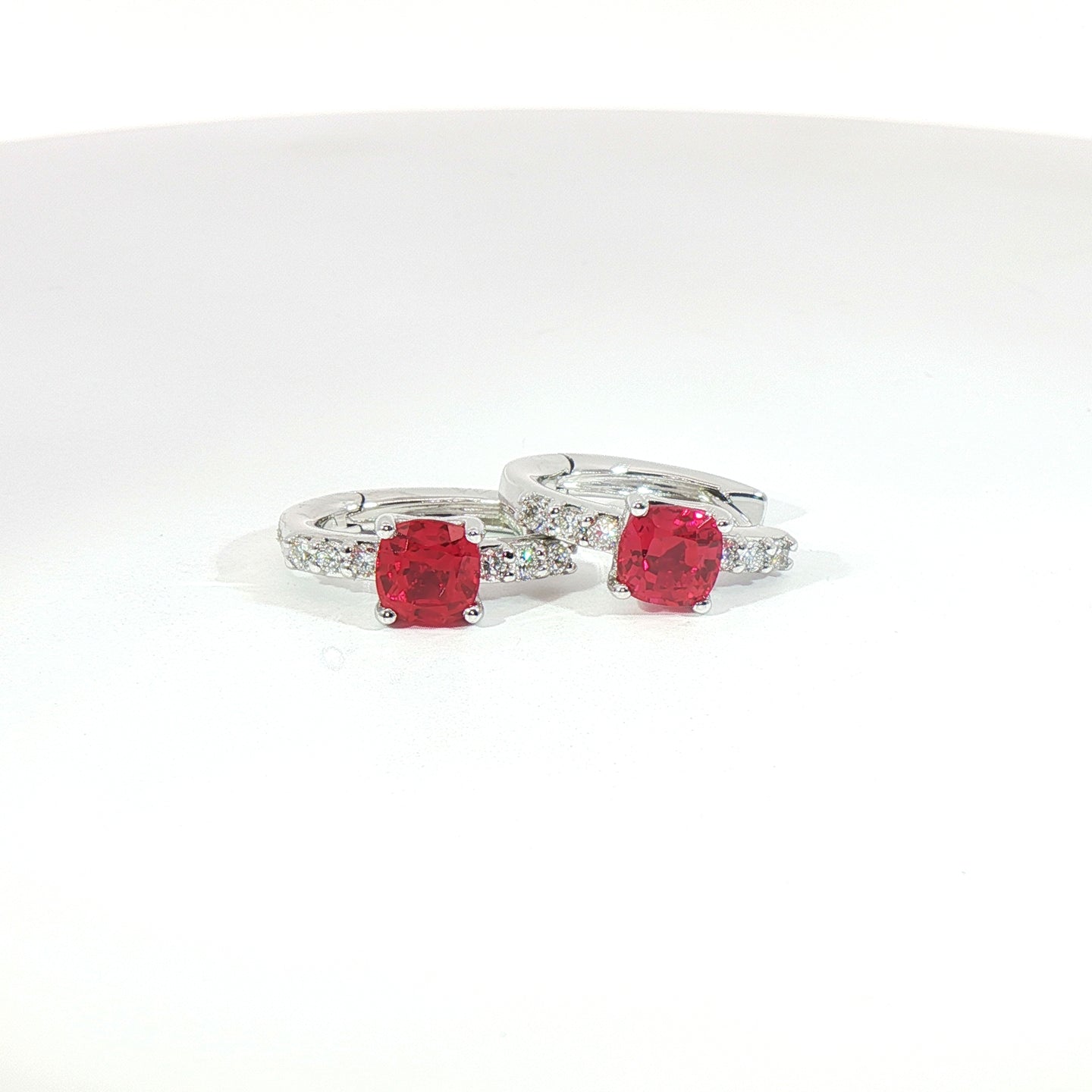 Orecchini in oro bianco con rubini Lab-Grown taglio cuscino e diamanti Lab-Grown taglio brillante.