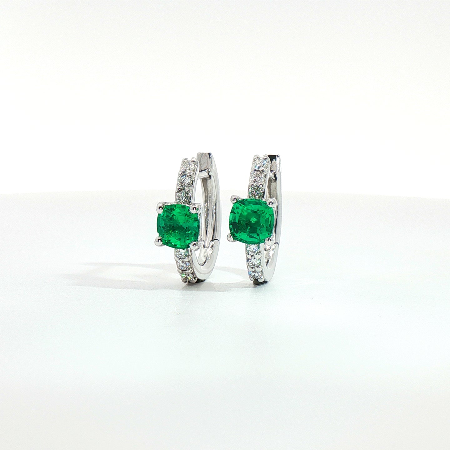 Orecchini in oro bianco con smeraldi Lab-Grown taglio cuscino e diamanti Lab-Grown taglio brillante.