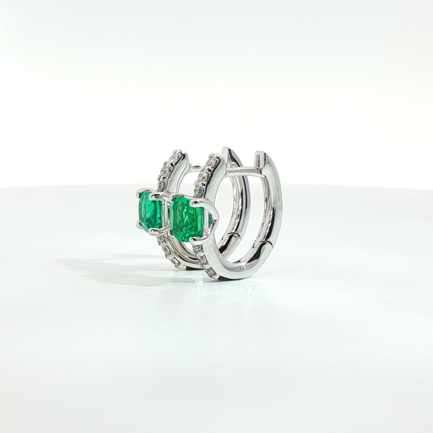 Orecchini in oro bianco con smeraldi Lab-Grown taglio cuscino e diamanti Lab-Grown taglio brillante.