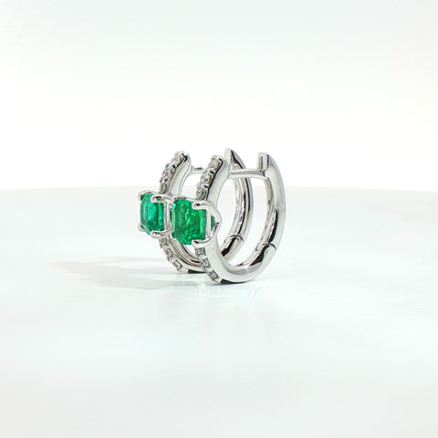 Orecchini in oro bianco con smeraldi Lab-Grown taglio cuscino e diamanti Lab-Grown taglio brillante.