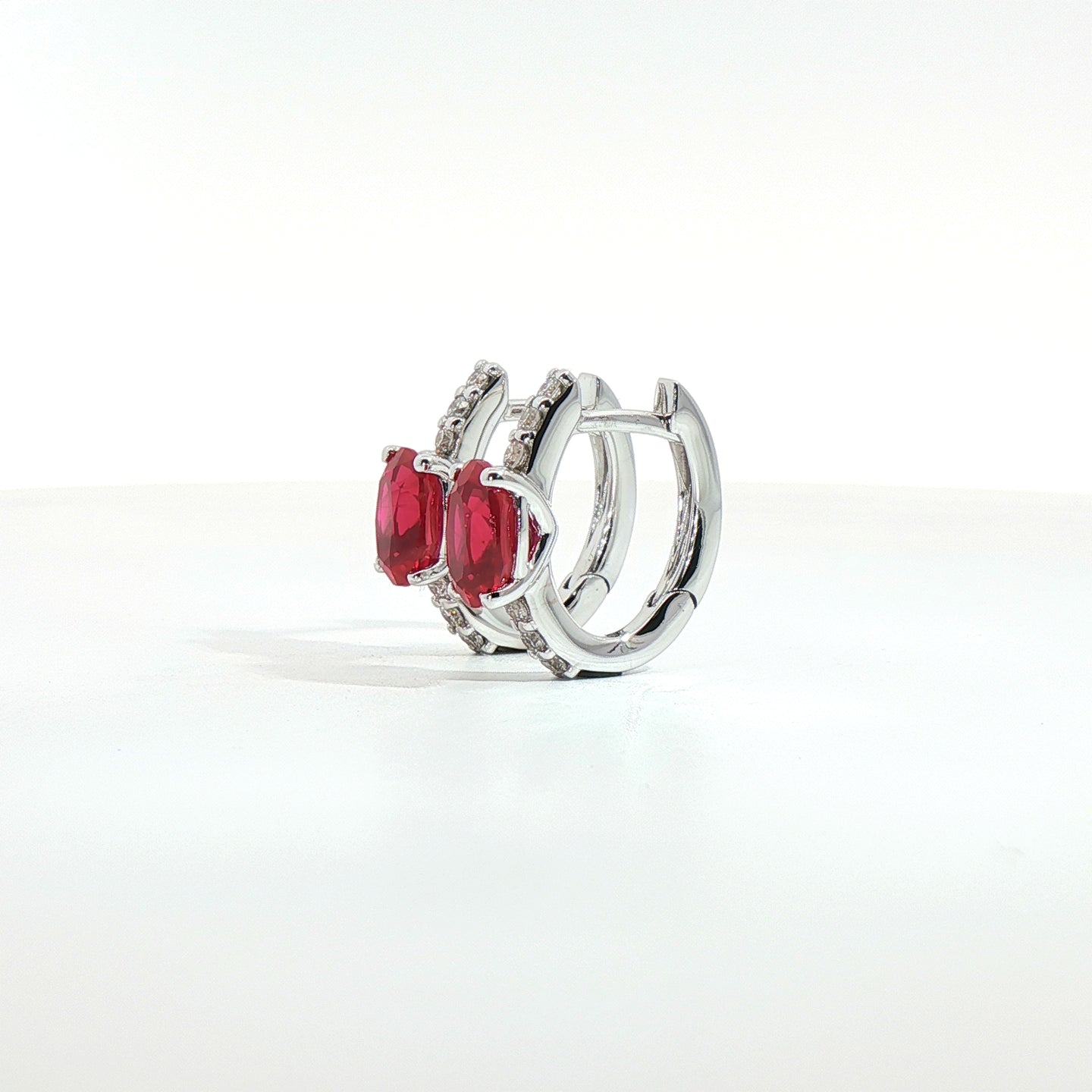 Orecchini in oro bianco con rubini Lab-Grown taglio ovale e diamanti Lab-Grown taglio brillante.