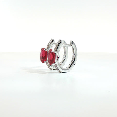 Orecchini in oro bianco con rubini Lab-Grown taglio ovale e diamanti Lab-Grown taglio brillante.