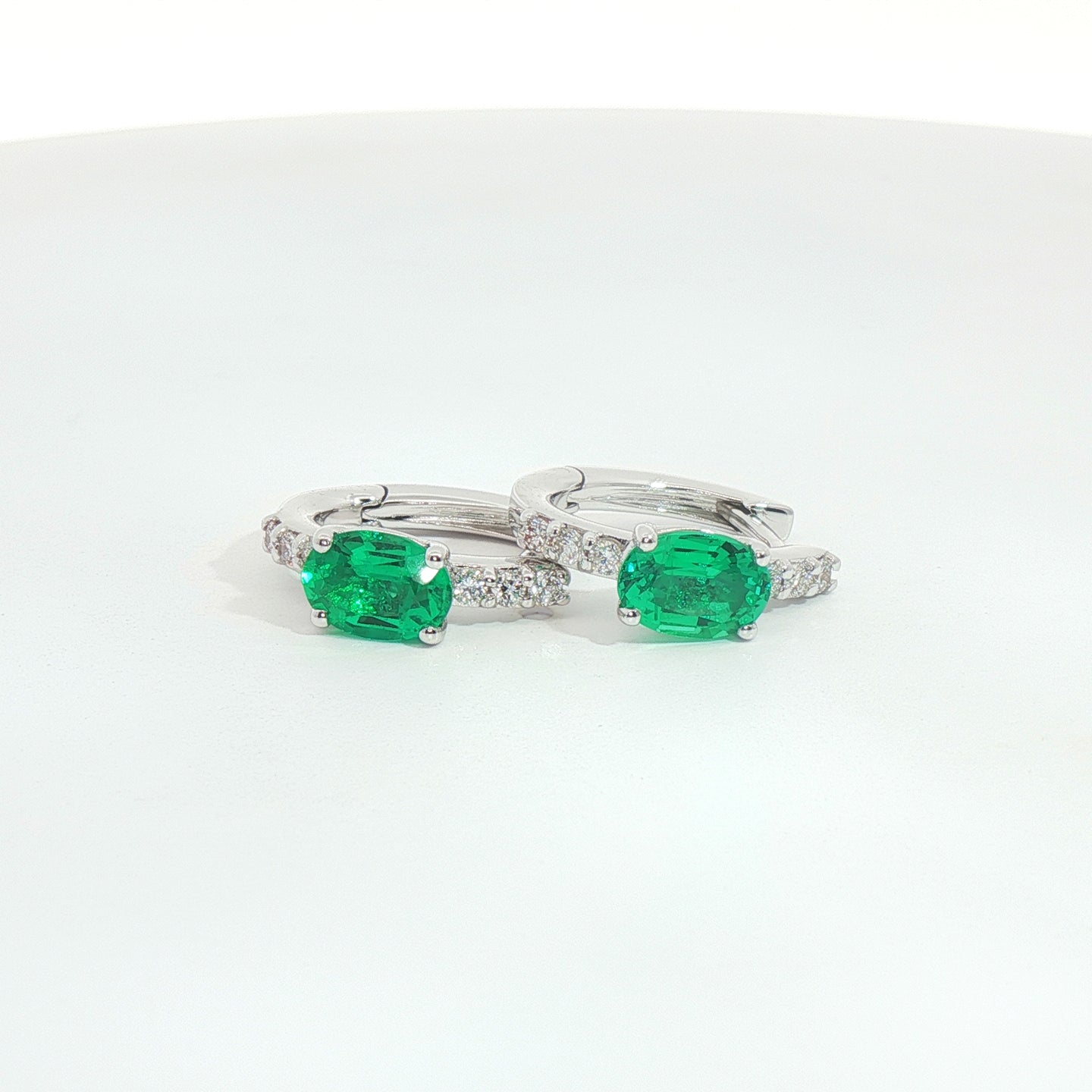 Orecchini in oro bianco con smeraldi lab-Grown taglio ovale e diamanti Lab-Grown taglio brillante.