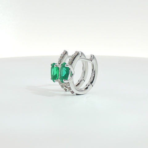 Orecchini in oro bianco con smeraldi lab-Grown taglio ovale e diamanti Lab-Grown taglio brillante.