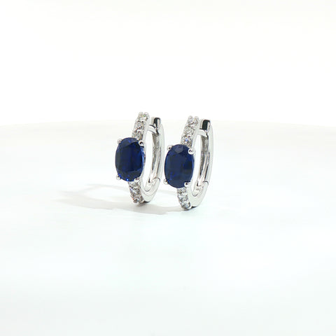 Orecchini in oro bianco con zaffiri Lab-Grown taglio ovale e diamanti Lab-Grown taglio brillante.