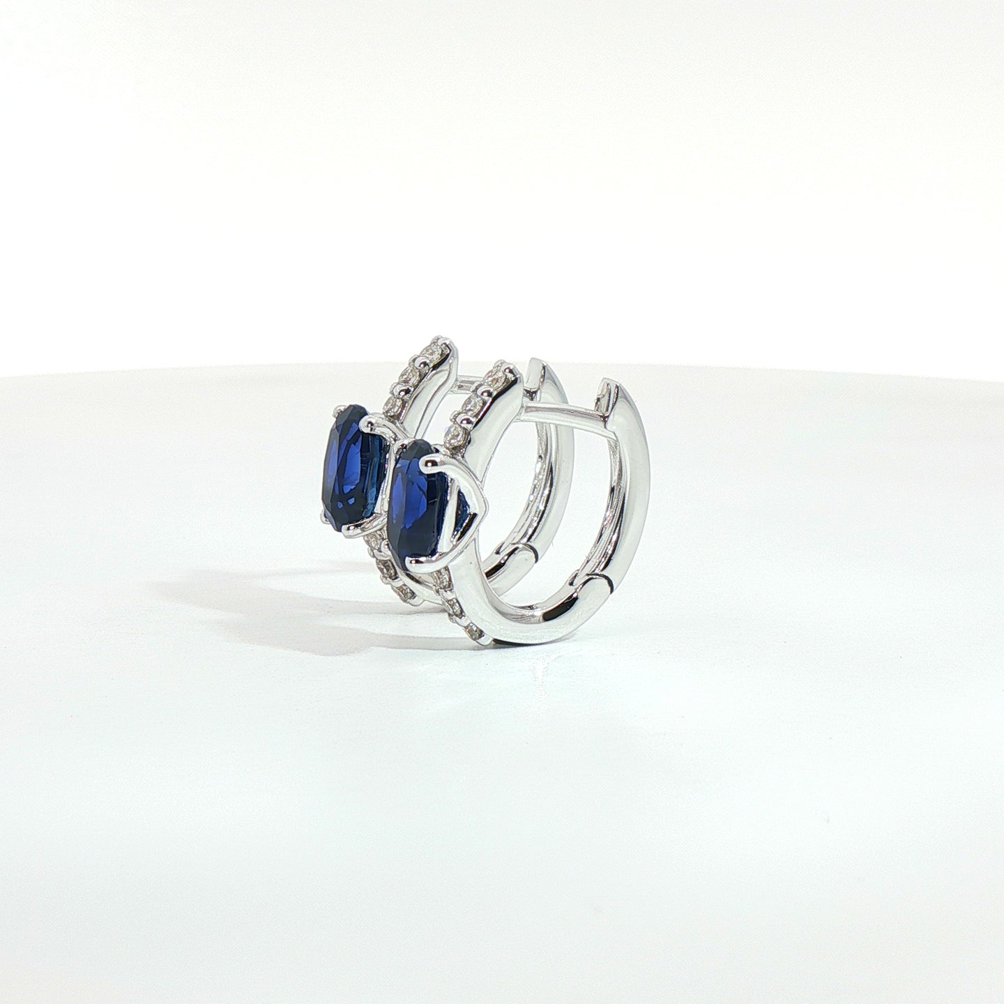 Orecchini in oro bianco con zaffiri Lab-Grown taglio ovale e diamanti Lab-Grown taglio brillante.