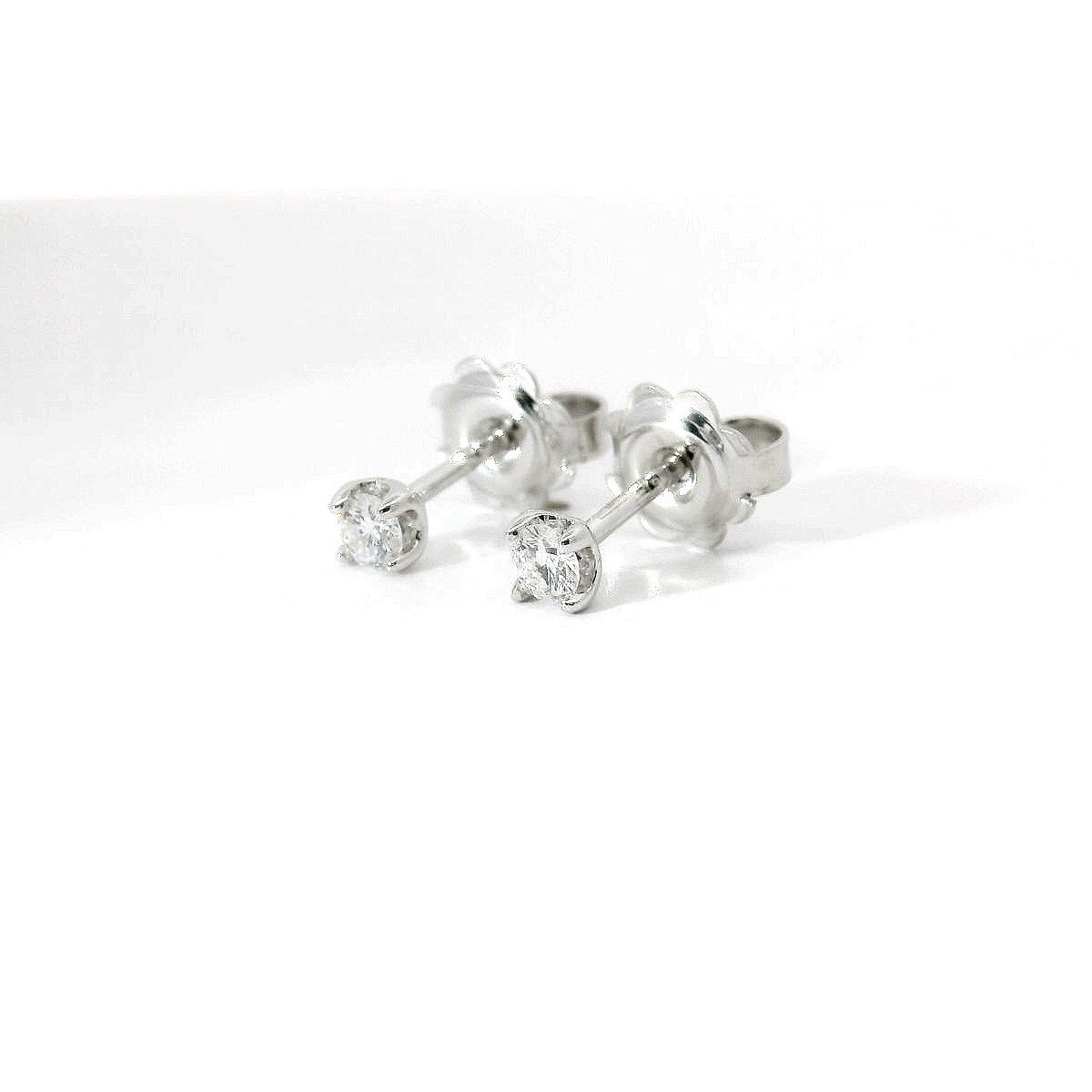 Orecchini punto luce in oro bianco e diamanti Lab-Grown taglio brillante, 0,19 carati.