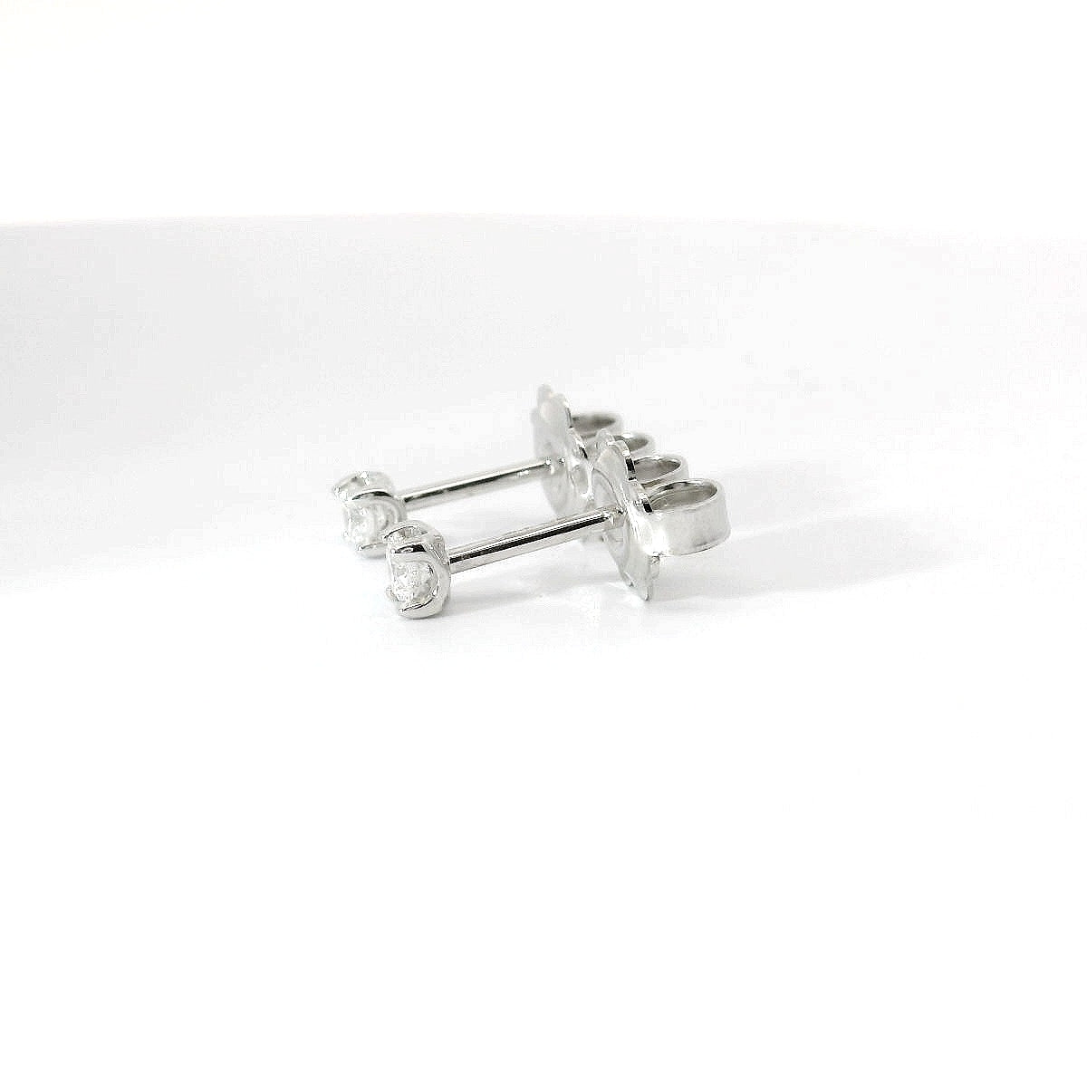 Orecchini punto luce in oro bianco e diamanti Lab-Grown taglio brillante, 0,19 carati.