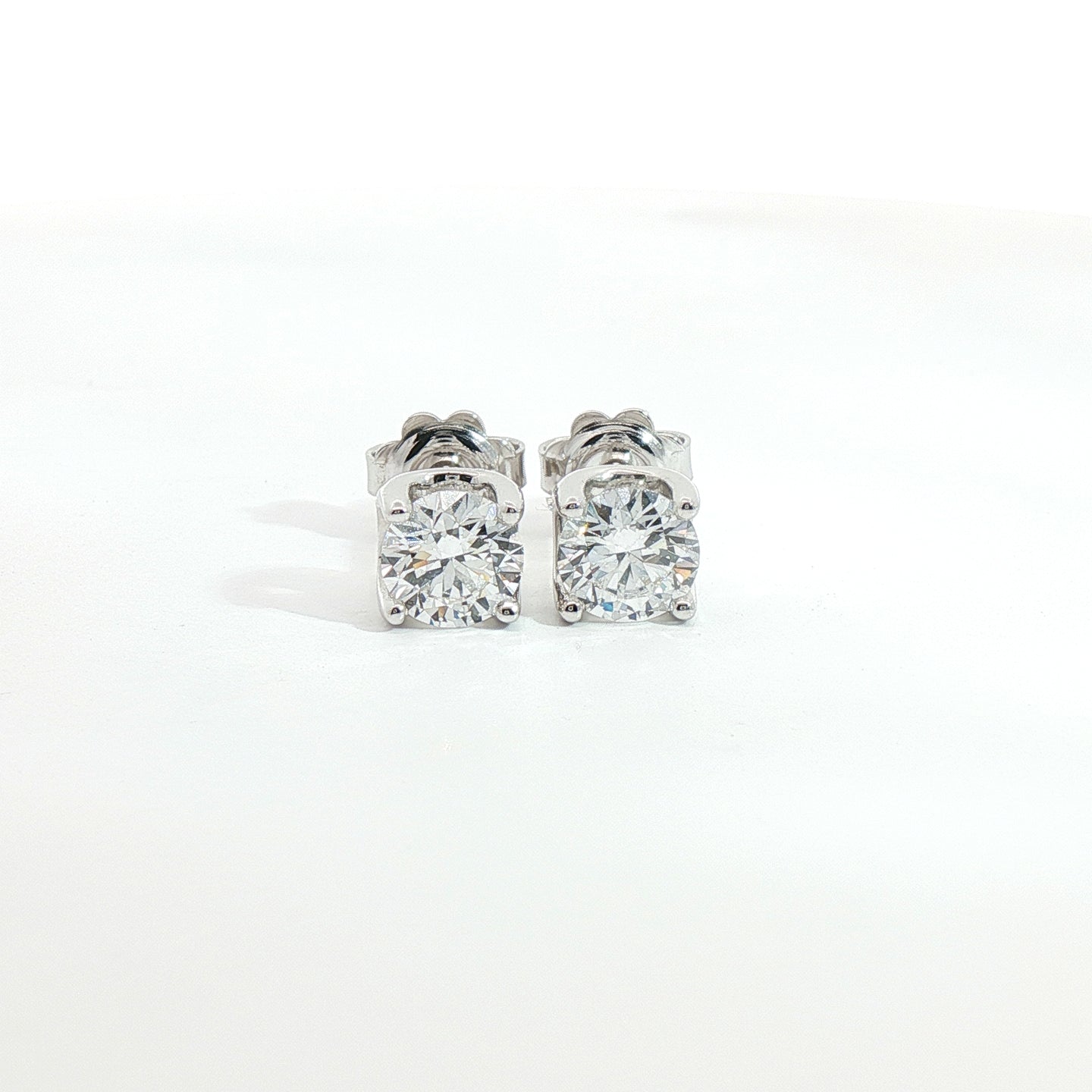 Orecchini punto luce in oro bianco con diamanti Lab-Grown taglio brillante, 1,62 carati.