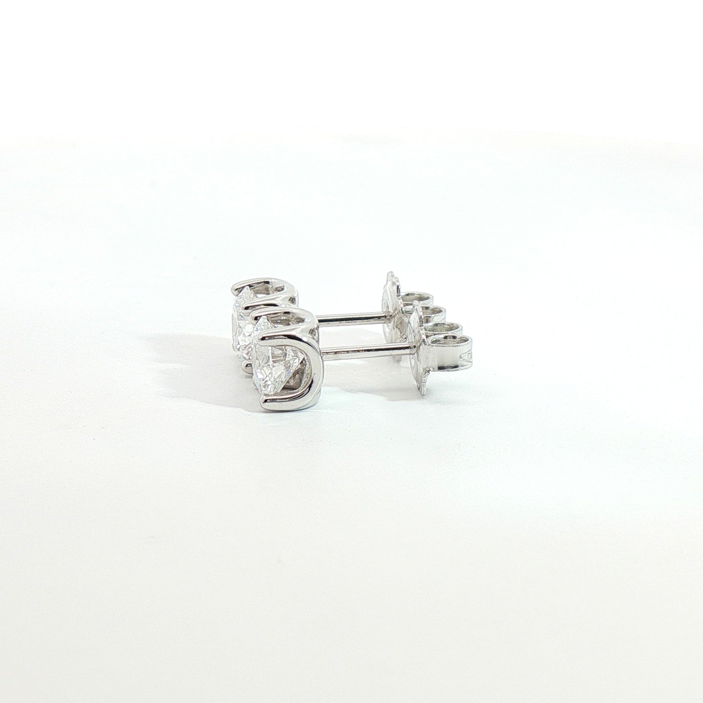 Orecchini punto luce in oro bianco con diamanti Lab-Grown taglio brillante, 1,62 carati.