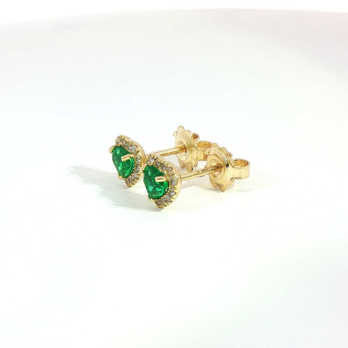 Orecchini punto luce in oro giallo con smeraldi Lab-Grown taglio cuore e diamanti Lab-Grown taglio brillante.