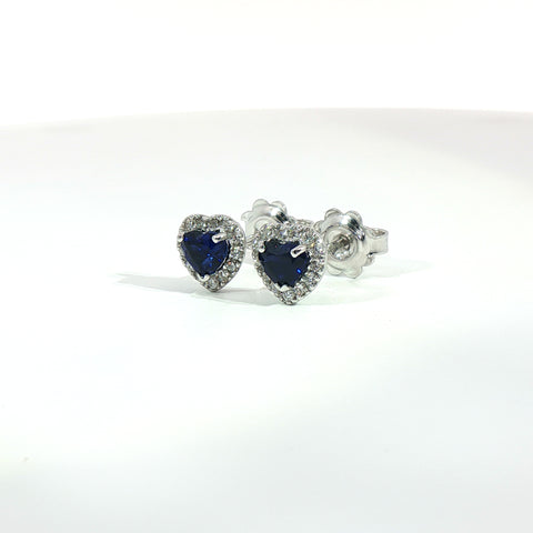 Orecchini punto luce in oro bianco con zaffiri Lab-Grown taglio cuore e diamanti Lab-Grown taglio brillante.