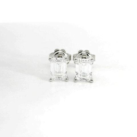 Orecchini punto luce in oro bianco con diamante lab-grown taglio smeraldo, 2,07 carati.