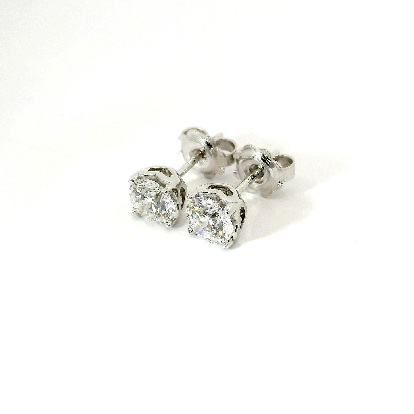 Orecchini punto luce con castone a cuore in oro bianco con diamanti lab-grown taglio brillante, 1,60 carati.