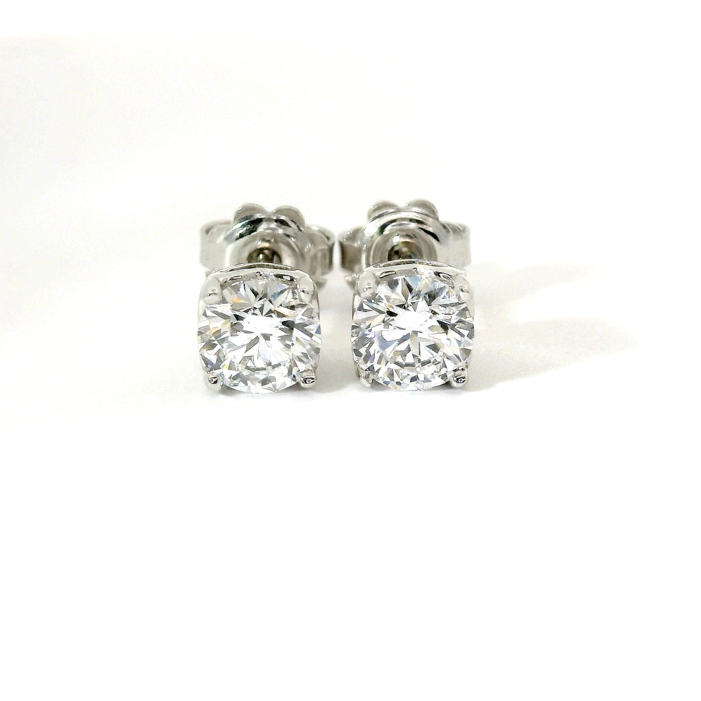 Orecchini punto luce con castone a cuore in oro bianco con diamanti lab-grown taglio brillante, 1,60 carati.