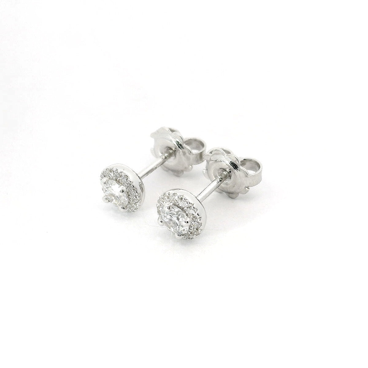 Orecchini punto luce con contorno in oro bianco con diamanti lab-grown taglio brillante, 0,56 carati.