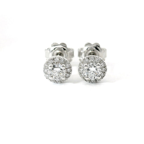 Orecchini punto luce con contorno in oro bianco con diamanti lab-grown taglio brillante, 0,56 carati.