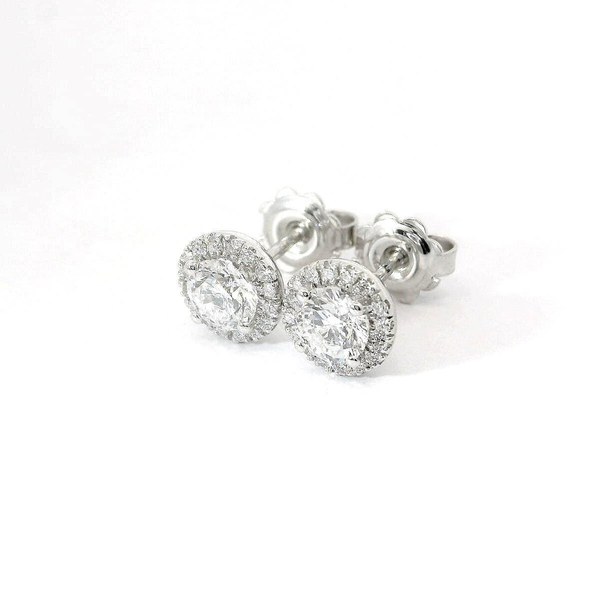 Orecchini punto luce con contorno in oro bianco con diamanti lab-grown taglio brillante, 1,21 carati.