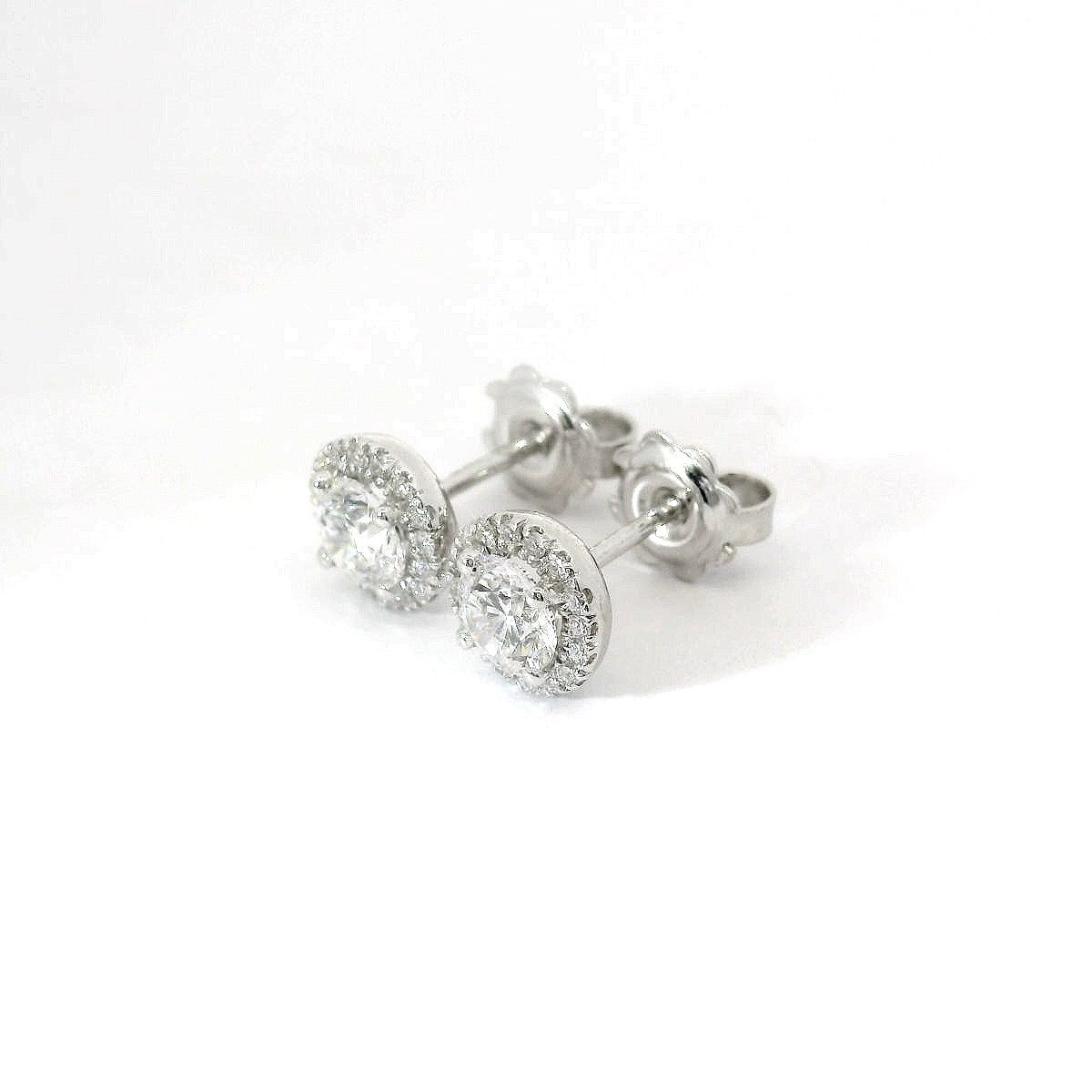 Orecchini punto luce con contorno in oro bianco con diamanti lab-grown taglio brillante, 1,21 carati.