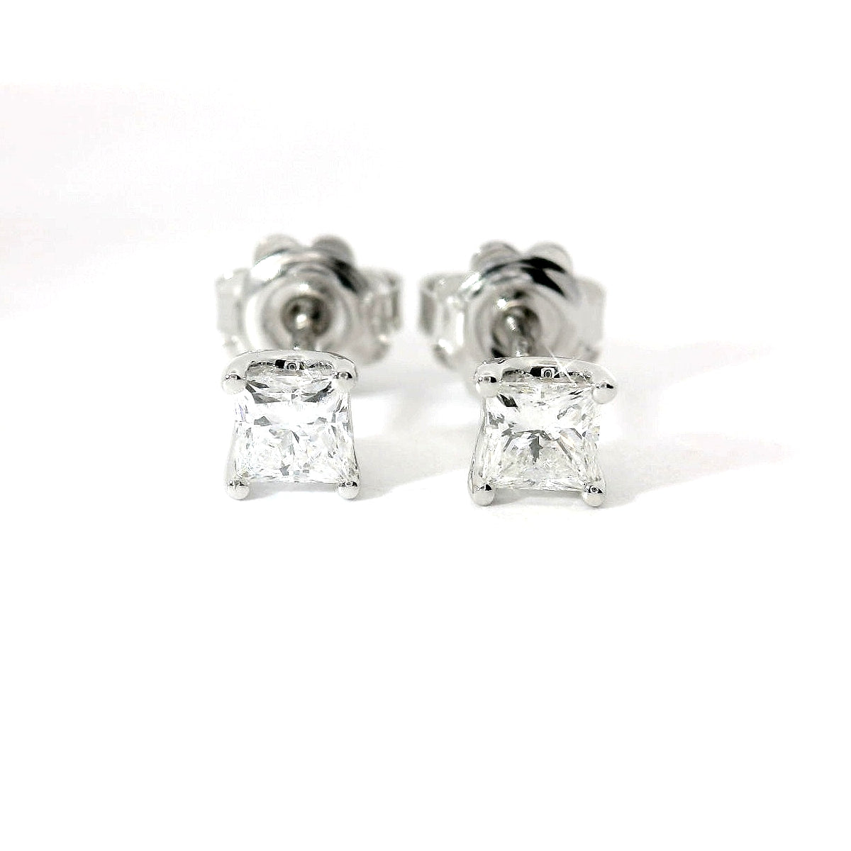 Orecchini punto luce in oro bianco con diamante lab-grown taglio princess, 0,63 carati.