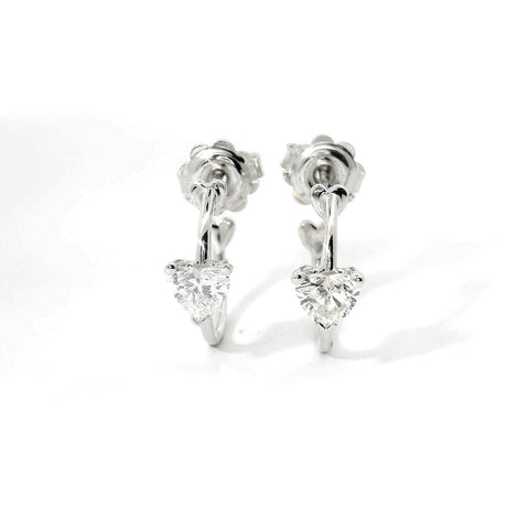 Orecchini a cerchio aperto in oro bianco con diamanti lab-grown taglio cuore, 0,65 carati.