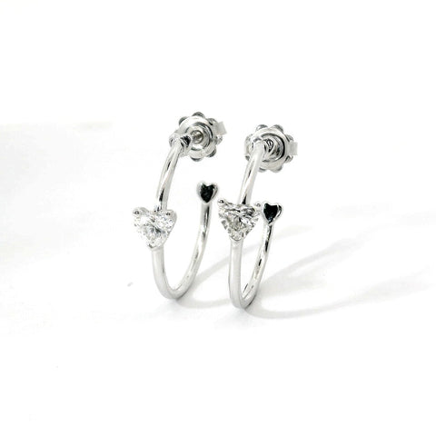 Orecchini a cerchio aperto in oro bianco con diamanti lab-grown taglio cuore, 0,65 carati.