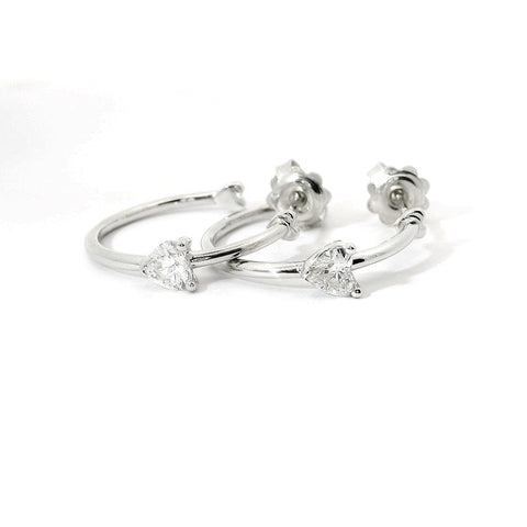 Orecchini a cerchio aperto in oro bianco con diamanti lab-grown taglio cuore, 0,65 carati.