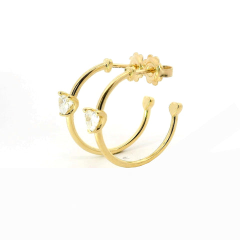 Orecchini a cerchio in oro giallo e diamanti Lab-grown taglio cuore, 0,65 carati.