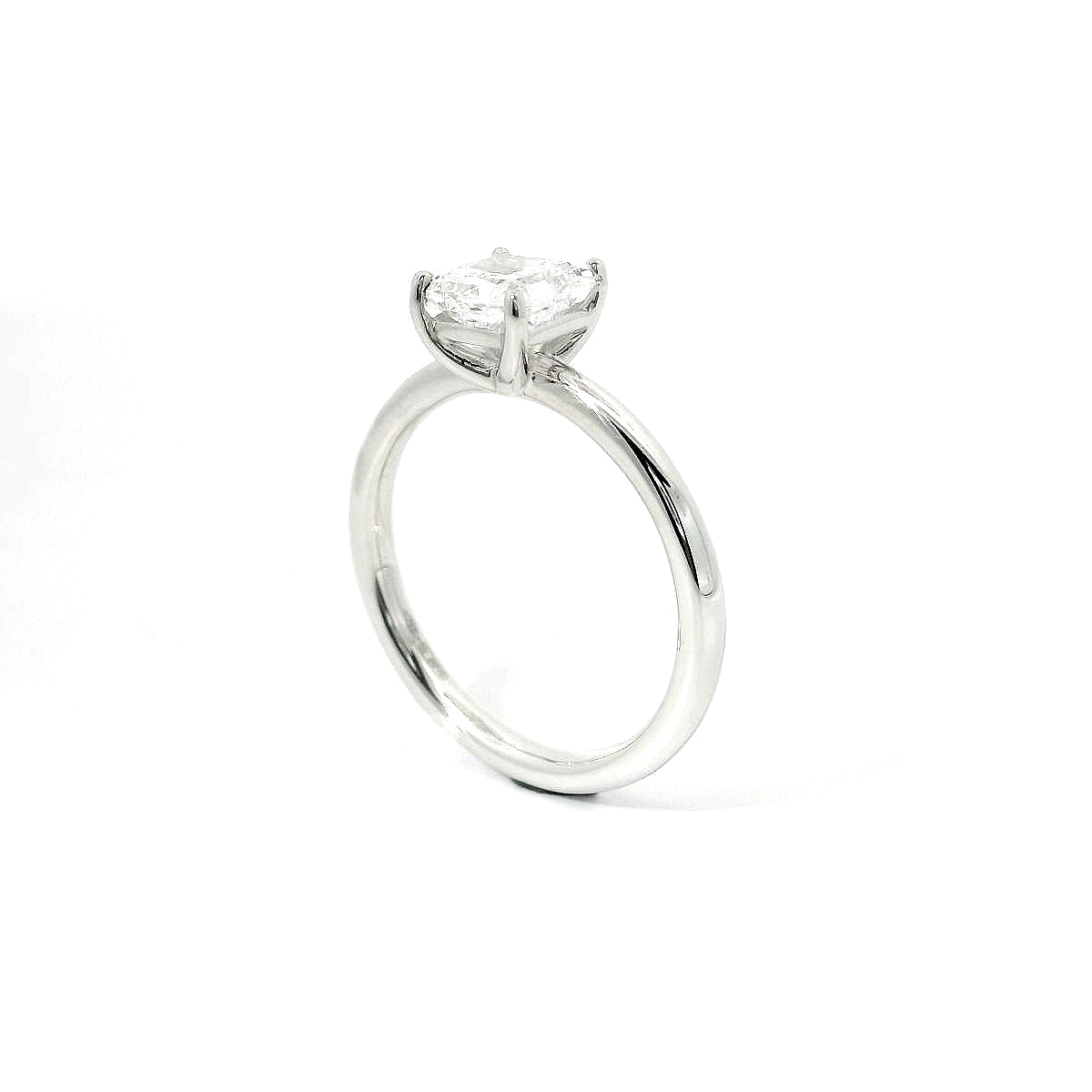 Solitario in oro bianco con diamante lab-grown taglio princess, 1,08 carati.