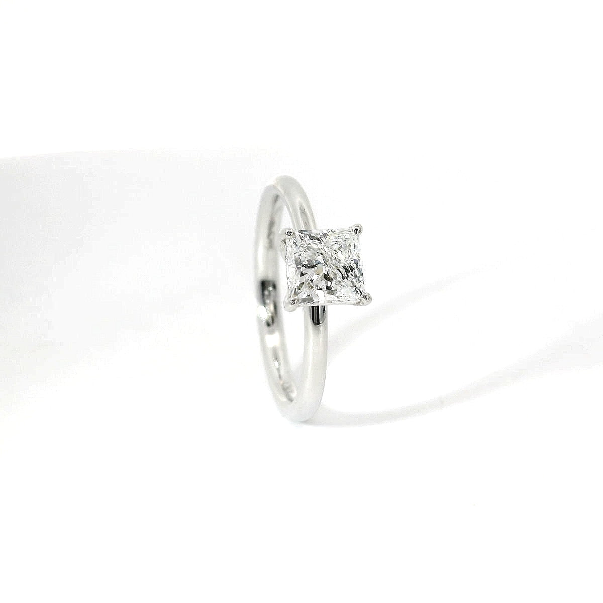 Solitario in oro bianco con diamante lab-grown taglio princess, 1,08 carati.