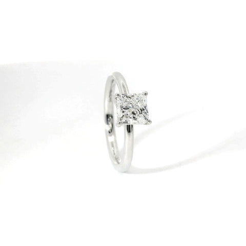 Solitario in oro bianco con diamante lab-grown taglio princess, 1,08 carati.