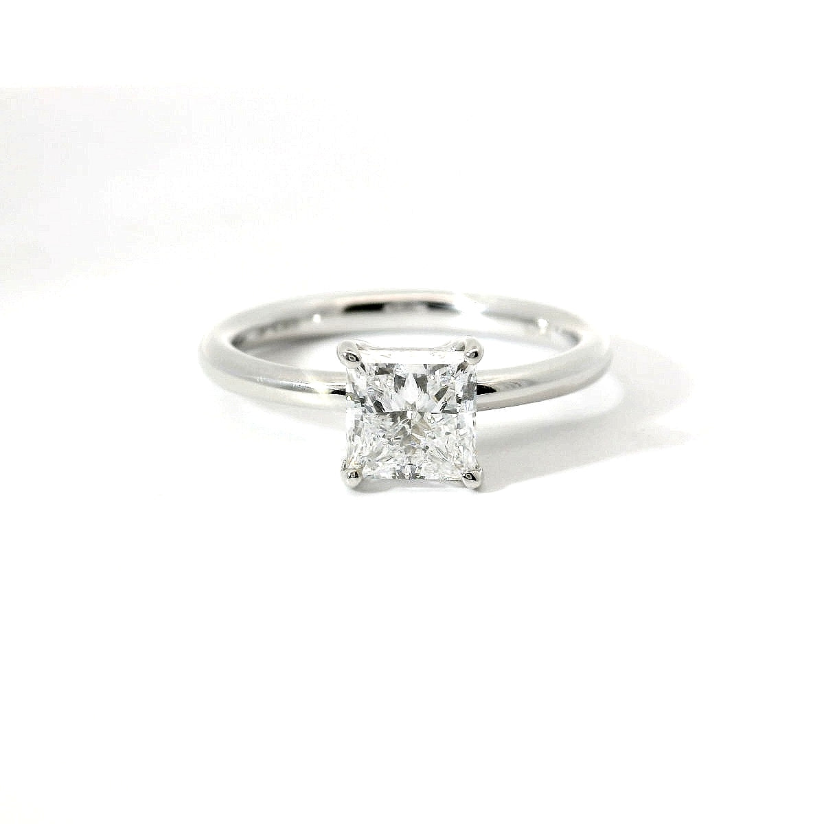 Solitario in oro bianco con diamante lab-grown taglio princess, 1,08 carati.