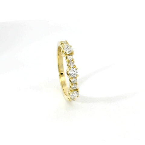 Fedina con spot in oro giallo con diamanti lab-grown taglio brillante, 0,53 carati.