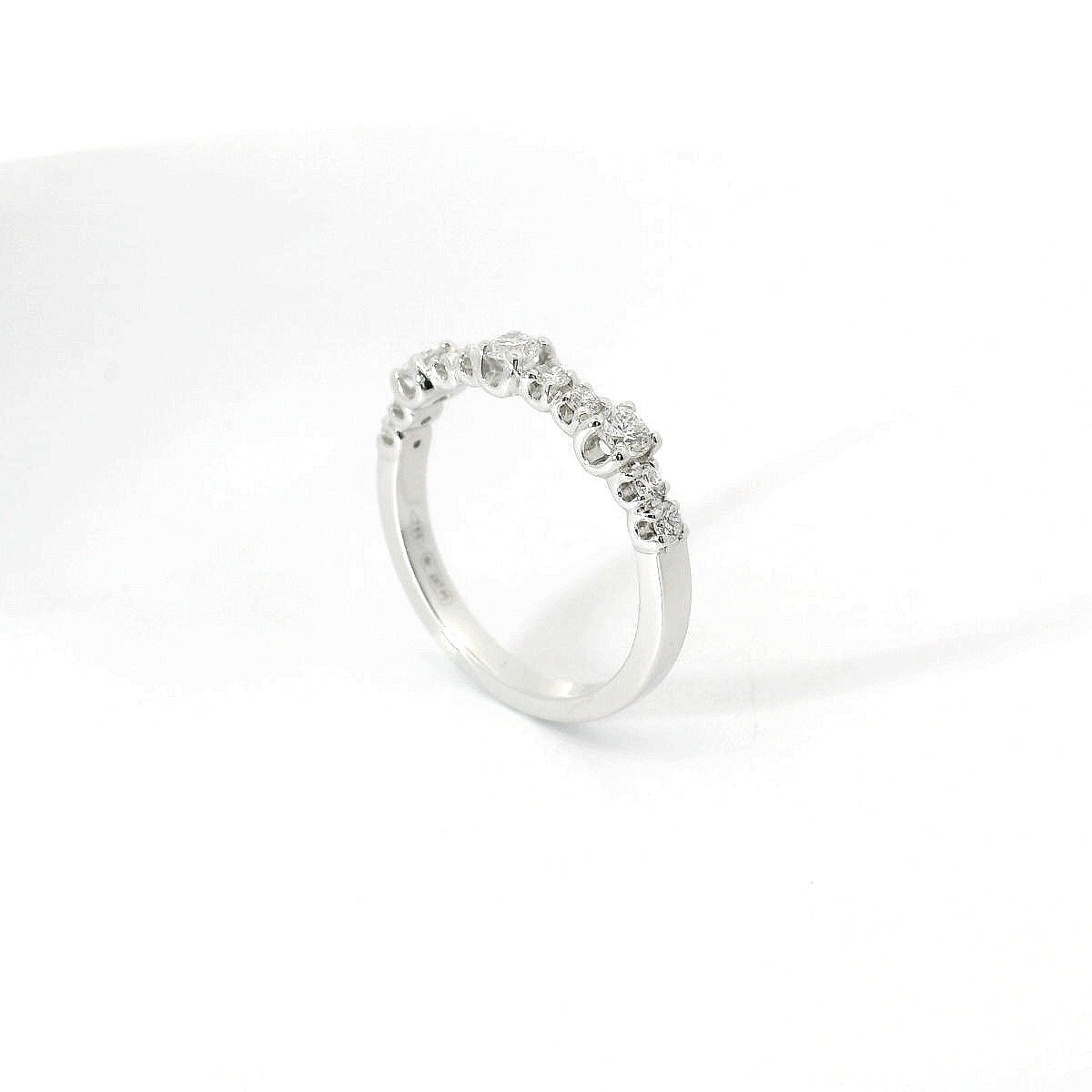 Fedina con spot in oro bianco con diamanti lab-grown taglio brillante, 0,53 carati.