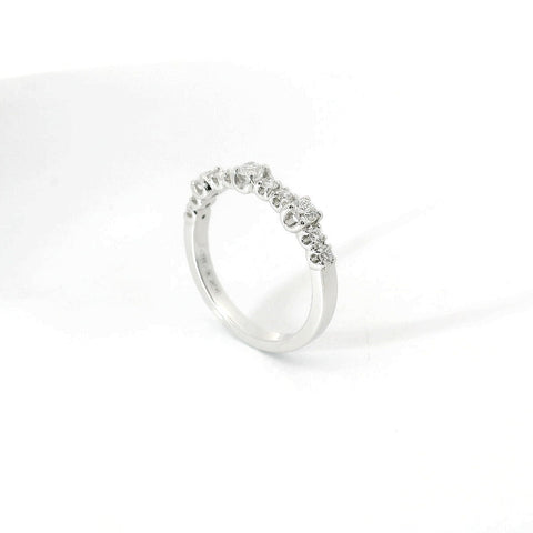 Fedina con spot in oro bianco con diamanti lab-grown taglio brillante, 0,53 carati.