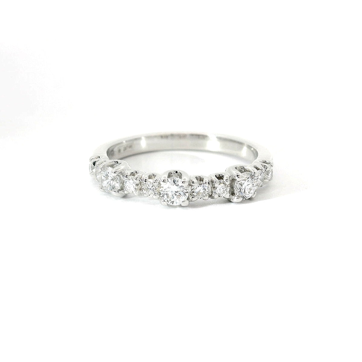 Fedina con spot in oro bianco con diamanti lab-grown taglio brillante, 0,53 carati.