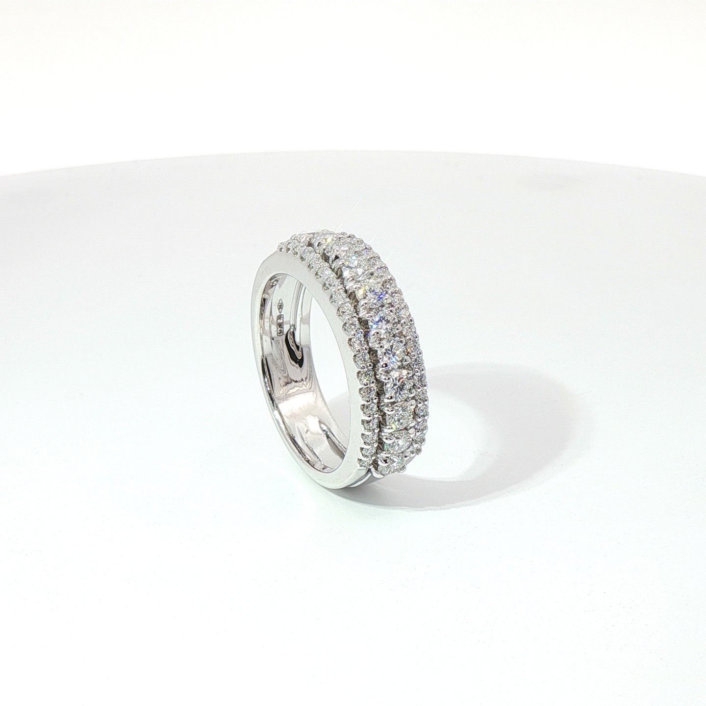 Fascia in oro bianco con diamanti Lab-Grown taglio brillante, 0,97 carati.