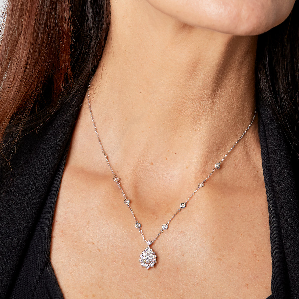 Girocollo a goccia con catena a spot con diamanti lab-grown taglio goccia e taglio brillante, 2,70 carati.