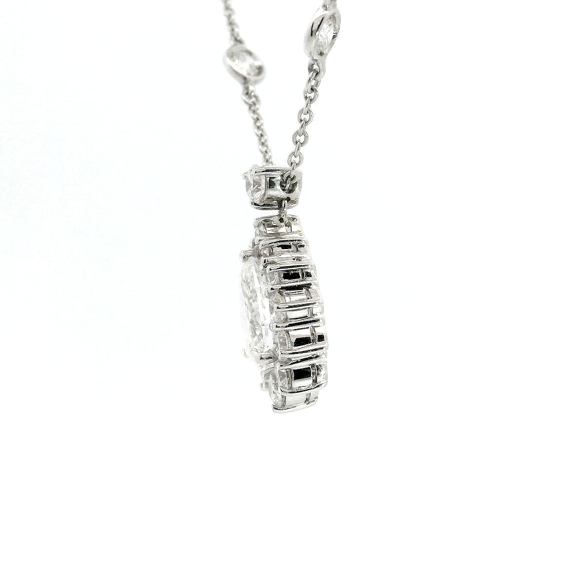 Girocollo a goccia con catena a spot con diamanti lab-grown taglio goccia e taglio brillante, 2,70 carati.