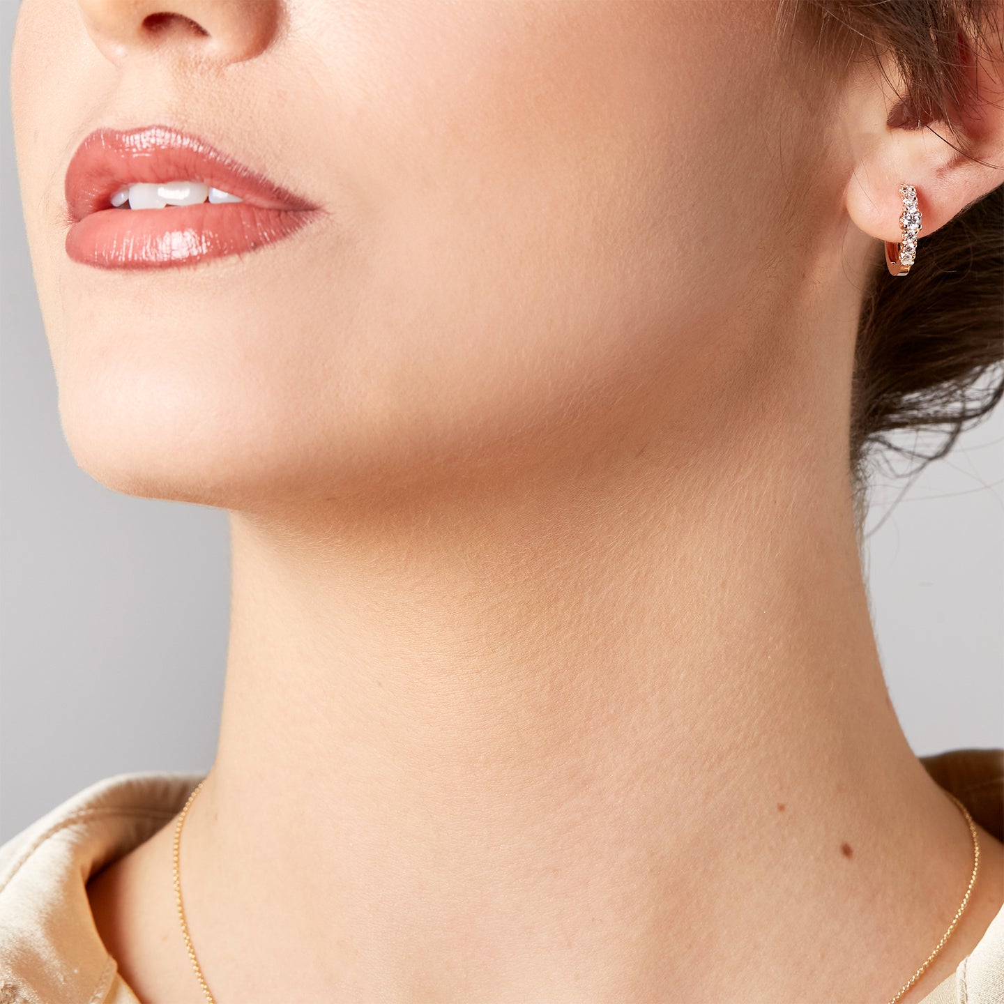 Orecchini a cerchio con centrale in oro rosa con diamanti lab-grown taglio brillante, 0,59 carati.