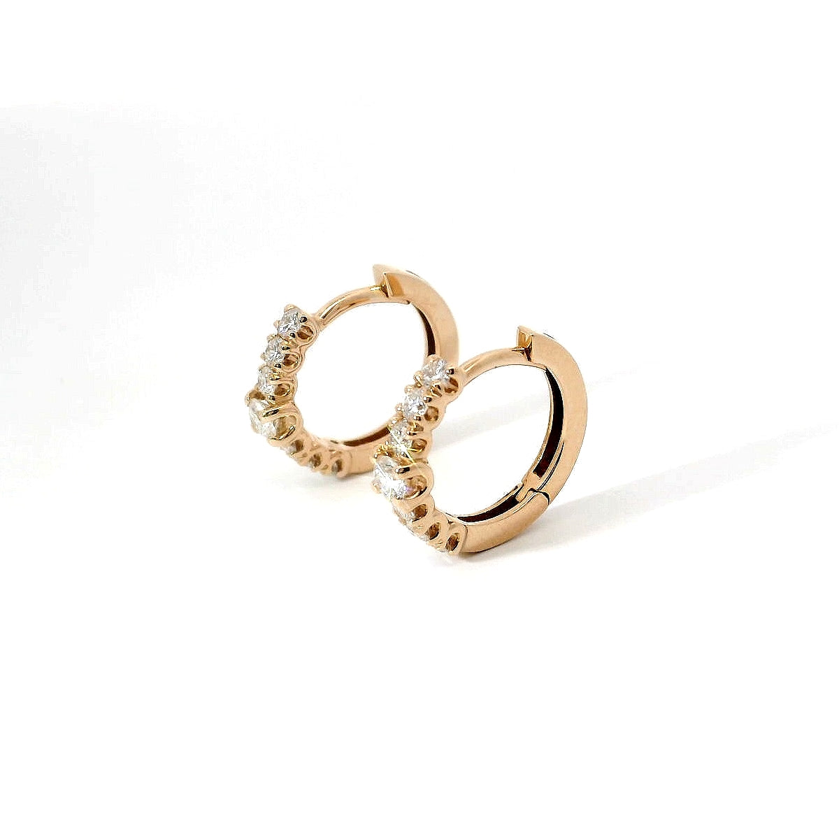 Orecchini a cerchio con centrale in oro rosa con diamanti lab-grown taglio brillante, 0,59 carati.