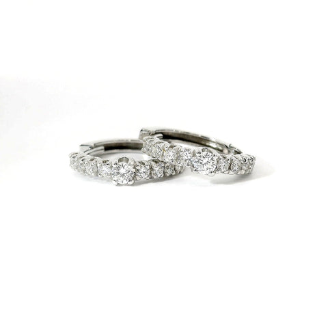 Orecchini a cerchio con centrale in oro bianco con diamanti lab-grown taglio brillante, 0,66 carati.