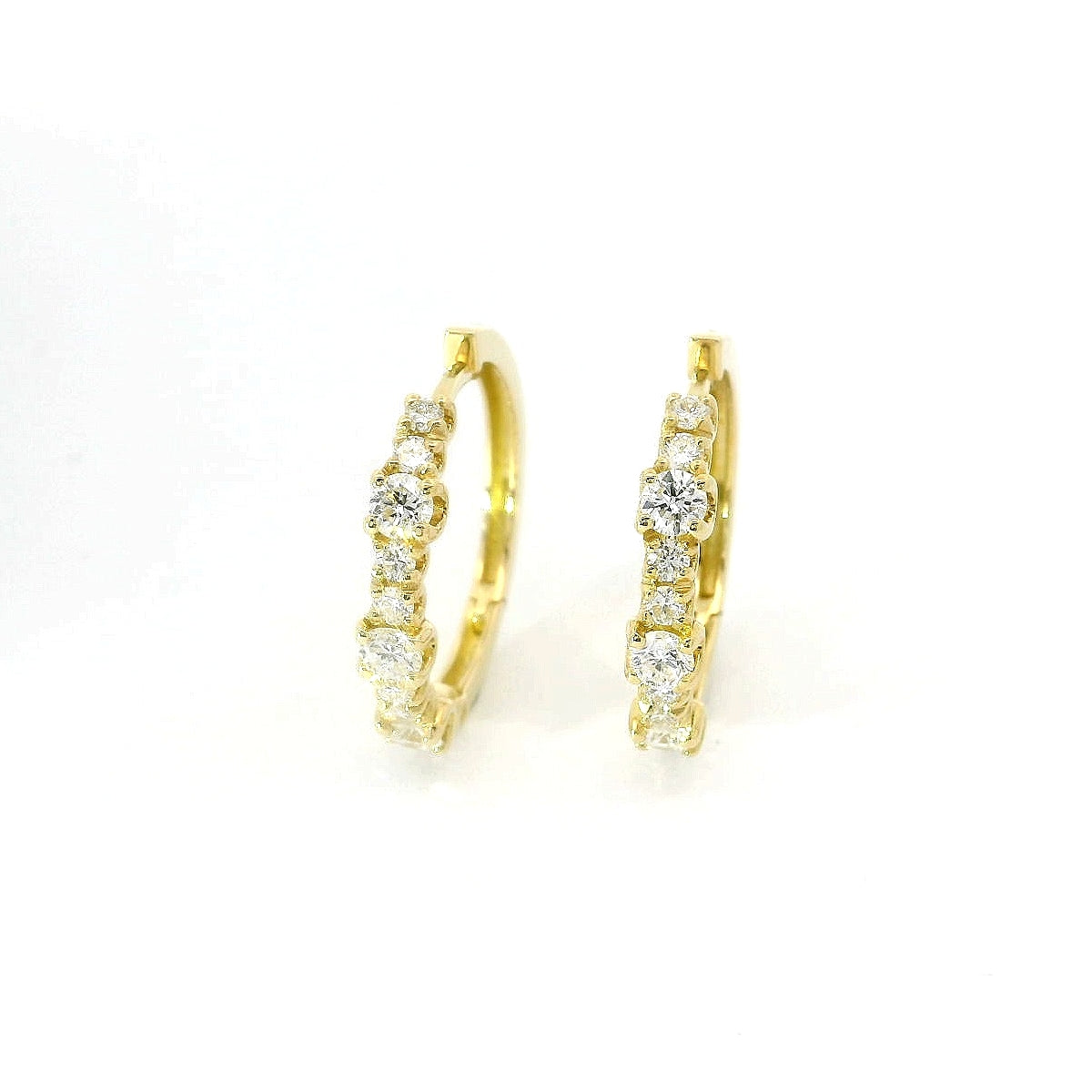Orecchini a cerchio con spot in oro giallo con diamanti lab-grown taglio brillante, 1,10 carati.