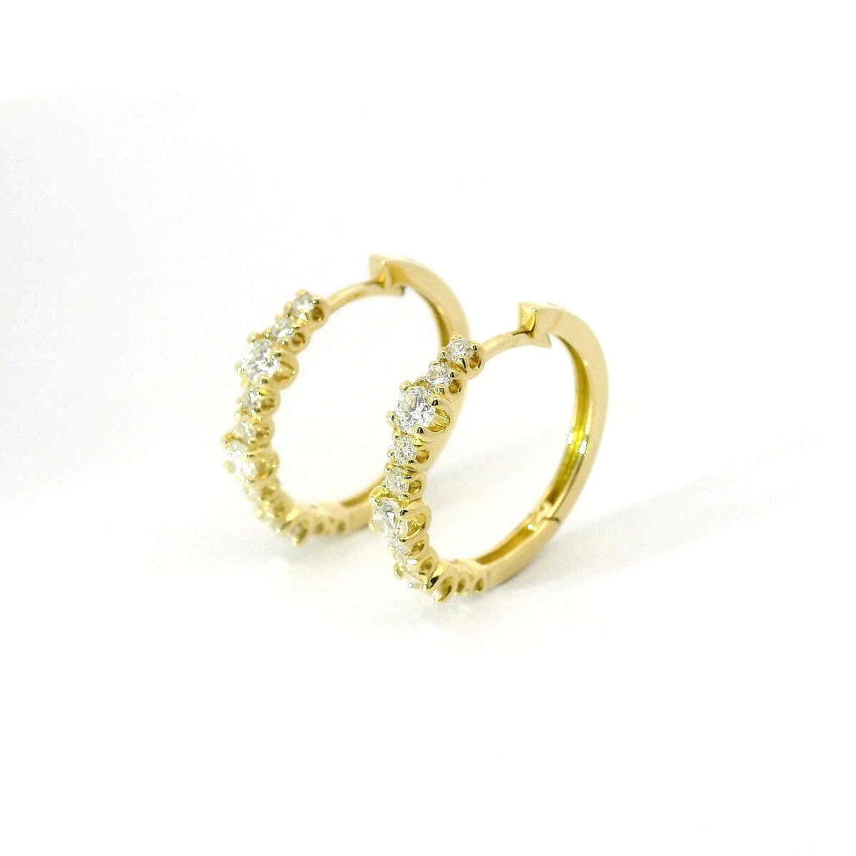 Orecchini a cerchio con spot in oro giallo con diamanti lab-grown taglio brillante, 1,10 carati.