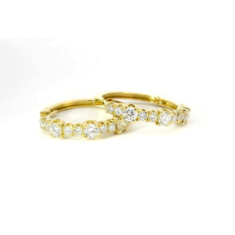 Orecchini a cerchio con spot in oro giallo con diamanti lab-grown taglio brillante, 1,10 carati.