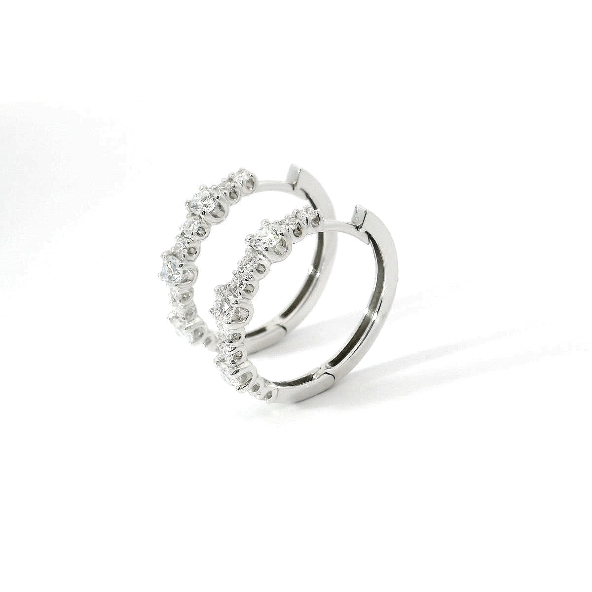 Orecchini a cerchio con spot in oro bianco con diamanti lab-grown taglio brillante, 1,10 carati.