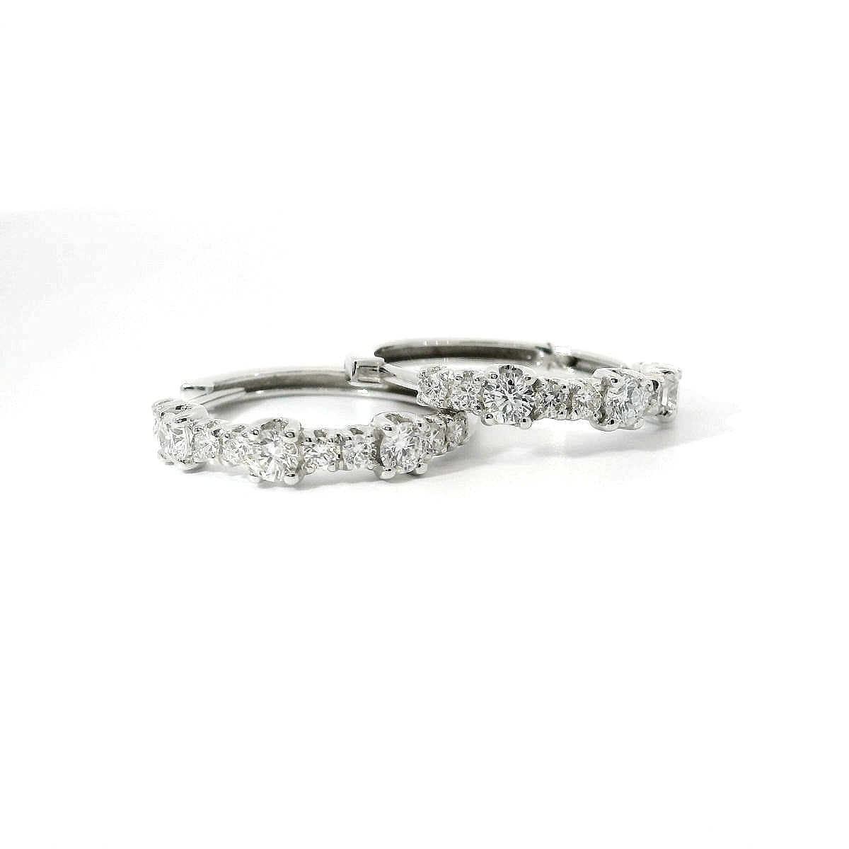 Orecchini a cerchio con spot in oro bianco con diamanti lab-grown taglio brillante, 1,10 carati.